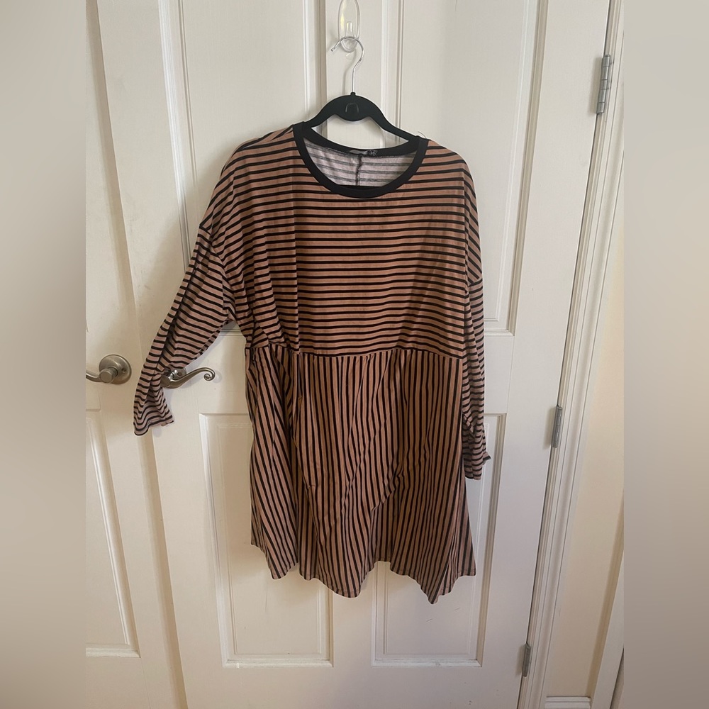 Cozy black & brown long sleeved dress!